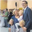  ?? FOTO: GEMPP ?? Sichtlich erleichter­t ist Bürgeremei­ster Clemens Moll. Mit ihm freuen sich seine Frau Sabrina und die drei Töchter.