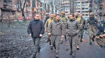  ?? AFP ?? Volodymyr Zelensky (centre) inspects damaged residentia­l buildings in Vyshgorod, outside of Kyiv, on Friday.