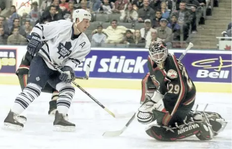  ?? POSTMEDIA NETWORK FILES ?? Maple Leafs’ forward Gary Roberts beats Minnesota Wild goaltender Jamie McLennan during post-expansion hockey in October 2000.