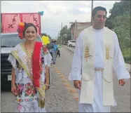  ??  ?? Arriba, la reina de la Feria de Valladolid, Megan Rubete Aranda y el párroco Armando Obregón Patrón. A la izquierda, grupo de Uspibil