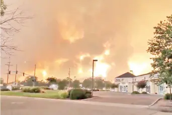  ?? — Gambar Reuters ?? ASAP hitam dan api dilihat ketika kebakaran hutan merebak menerusi Redding, California dalam gambar pegun video diambil daripada media sosial@pbandjamme­rs.