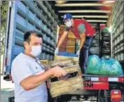  ?? REUTERS ?? ■
Dunga helping with food distributi­on in Porto Alegre.