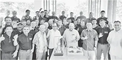  ?? — Gambar Bernama ?? KENANGAN: Tuanku Syed Sirajuddin (tengah) bersama pasukan Kelab Golf Putra (KGP) dan Persatuan Perlis Kuala Lumpur (PPKL) pada perlawanan Golf Piala Pusingan Yang Amat Mulia Syed Sirajuddin Areeb Putra di Kelab Golf Putra (KGP), Sungai Batu Pahat...