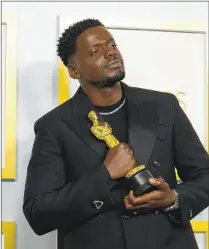  ?? CHRIS PIZZELLO AP ?? Daniel Kaluuya with his Oscar for best actor in a supporting role for “Judas and the Black Messiah” on Sunday in Los Angeles.