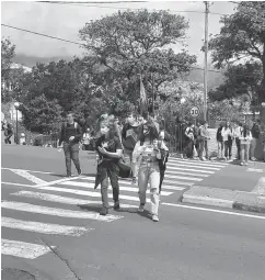  ??  ?? Os alunos do 3.º ciclo regressara­m ontem às escolas. Nota-se um aumento no trânsito nas horas de entrada e saída dos turnos.