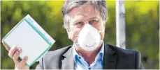  ?? FOTO: OLIVER ZIMMERMANN/IMAGO IMAGES ?? Kistenweis­e Masken: Südwest-Gesundheit­sminister Manfred Lucha bei einem Übergabete­rmin gestern in Heidelberg.