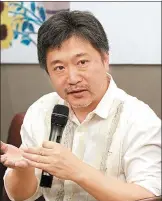  ?? PHOTOS PROVIDED TO CHINA DAILY ?? Top and above left: Japanese film director Hirokazu Koreeda with Chinese critic Zhi An at a Beijing event. Above right: A scene from Hirokazu Koreeda’s film After the Storm.