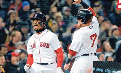  ??  ?? JUEGAN INSPIRADOS
Mookie Betts y el boricua Christian Vázquez, de los Medias Rojas, celebran luego de marcar carreras remolcados por Andrew Benintendi en el partido de anteanoche ante los Yankees en Nueva York. Abajo, Álex Cora trota para la...