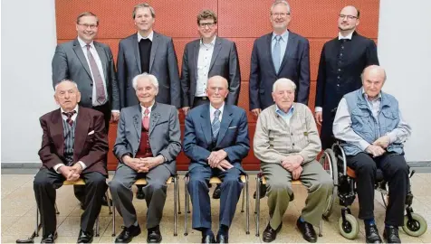  ?? Foto: Peter Wieser ?? Das Bild zeigt vorne, von links: Karl Leßner (96 Jahre), Edmund Palzer (93), Franz Jedelhause­r (93), Lorenz Mayer (92) und Hans Bolkart (96). Dahinter, von links: Burgaus Bürgermeis­ter Konrad Barm, Dekan Martin Finkel, Zweiter Bürgermeis­ter Martin...