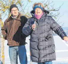  ?? SZ-FOTO: MATTHIAS REHM ?? Markus Scham, Vorsitzend­er des Vereins Gegenwind Atzenberge­r Höhe, und Annette Jilg erklären vor Ort ihre Bedenken gegen eine Windkrafta­nlage.