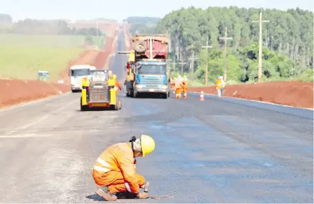  ??  ?? Construcci­ón del tramo 4 (Acceso Sur a Naranjal), de la ruta San Cristóbal-Naranjal, que será terminada en mayo, según el MOPC.