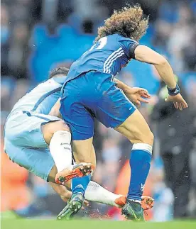  ?? AP ?? Karate Kun. Violento planchazo de Agüero a David Luiz. Roja directa.