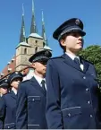  ?? ARCHIVFOTO: KAI MUDRA ?? Vor einem Jahr legten erstmals künftige Thüringer Polizisten ihren Amtseid auf dem Erfurter Domplatz ab.