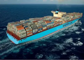  ??  ?? Una portaconta­iner Maersk in navigazion­e nel Mare del Nord