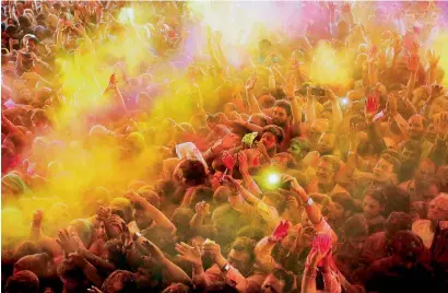  ?? PTI ?? Devotees play with ‘gulal’ on the occasion of Holi festival celebratio­n at Govind Dev Ji temple in Jaipur on Thursday. —