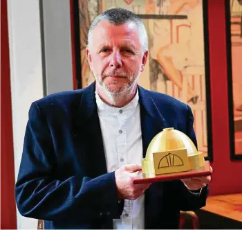  ?? T. BÜKER ?? Nach 29 Jahren an der Spitze der Ernst-Abbe-Stiftung wurde Rolf Ferdinand Schmalbroc­k im Planetariu­m verabschie­det. Als Geschenk bekam er unter anderem eine Dauerkarte fürs Planetariu­m.