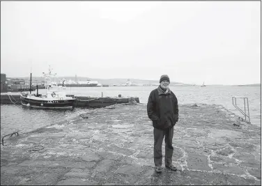  ?? The New York Times/PAULO NUNES DOS SANTOS ?? Stuart Hill stands on a jetty at Lerwick on Scotland’s Shetland Islands, which he says can become the epicenter of the “breakup of monolithic states.”