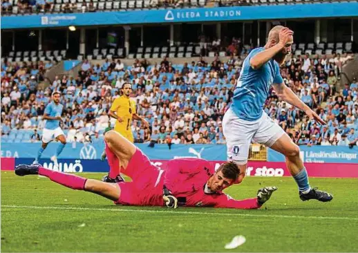  ?? Photos: Bildbryan ?? Penalty ou pas? Le gardien dudelangeo­is a reconnu avoir touché l’attaquant Berget. L’arbitre n’a pas bronché.