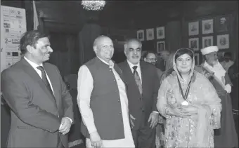  ?? -APP ?? Governor Punjab Mohammad Sarwar, presenting best performanc­e Gold Medal to Ms Shabnam Zafar, former VP FPCCI, Engr, Daroo Khan Achakzai President FPCCI.