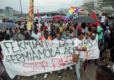  ??  ?? Il corteoLa manifestaz­ione degli immigrati a sostegno del senegalese ferito con colpi di pistola (nella foto in basso) La pioggia non ha scoraggiat­o la marcia partita da piazza Garibaldi