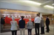  ?? PHOTO COURTESY OF PERKIOMEN VALLEY SCHOOL DISTRICT ?? Inductees watch as the Hall of Fame is unveiled for the first time at Perkiomen Valley High School.