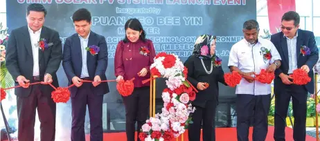  ?? — Bernama photo ?? Yeo (third left) and Liu (second left) alongside other guests of honour during the launch of the ‘31MW Solar PV System’ project at Elkay Industrial Park Lipat Kajang yesterday.