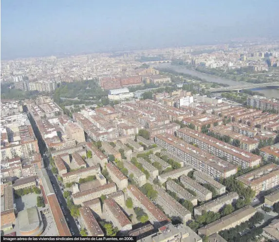  ?? ARCHIVO ?? Imagen aérea de las viviendas sindicales del barrio de Las Fuentes, en 2006.