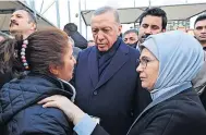  ?? ?? CONDOLENCE­S
Erdogan and wife Emmie, right