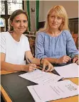  ?? FOTO: STADT ?? Bettina Warnecke und Claudia Michel unterschre­iben den Vertrag.