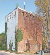  ?? FOTO: BIMA ?? Der Hochbunker an der Godesberge­r Straße in Duisburg steht derzeit zum Verkauf.