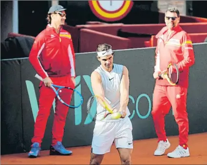  ?? FOTO: EFE ?? Nadal, entrenando bajo la mirada de Moyà y Bruguera. El capitán espers que Rafa pueda ayudar al equipo a partir del viernes