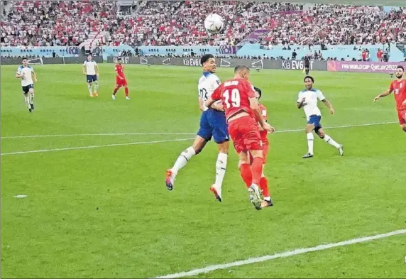  ?? ?? Bellingham anota de cabeza el primer gol de Inglaterra en este Mundial.