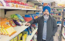  ?? FOTO: MICHAEL KROHA ?? Im Peter-und-paul-haus an der Augsburger Straße in Neu-ulm hat ein indischer Supermarkt eröffnet. Geschäftsf­ührer ist Satnam Singh.