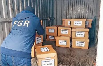  ??  ?? La evidencia. La Fiscalía llevó un furgón con unas 50 cajas llenas de documentos que, según dijeron, evidencian la corrupción del expresiden­te Funes y sus allegados.