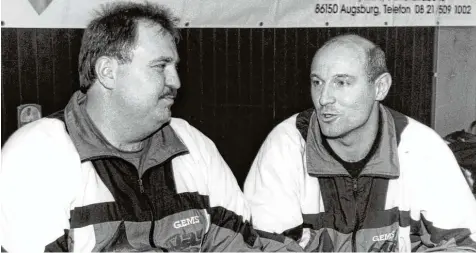  ?? Foto: Erich Jaut ?? Da waren sie noch das Trainerges­pann bei den Frauen der DJK Augsburg Hochzoll: Helfried (v. l.) und Herbert Müller. Danach trennten sich ihre Wege kurzzeitig, doch ab 2003 wechselte auch Helfried Müller nach Nürnberg. Seitdem gingen die Brüder ihren Weg als Profi Trainer nur noch zusammen.