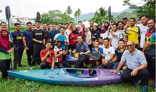  ??  ?? The minister with his constituen­ts in Bentong for the Program Santai Anak Muda Parlimen Bentong at Taman Pendidikan Komuniti Taman Sungai Marong, Bentong.