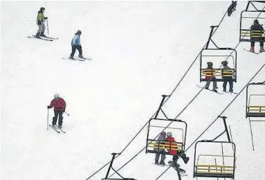  ?? RICHARD MESSINA HARTFORD COURANT ?? Ski resorts in Pennsylvan­ia’s Poconos and Lehigh Valley are experienci­ng a boom season with sellout crowds driven by favourable conditions and a desire to escape, as many people are sick of being trapped indoors by the pandemic.
