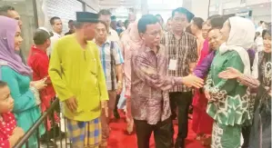  ??  ?? SHAFIE bersalaman dengan orang ramai ketika tiba di majlis itu.