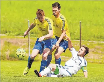  ?? FOTO: JOSEF KOPF ?? Der FC Leutkirch II ( gelbe Trikots, hier im Spiel gegen den SV Eglofs) muss in der Relegation gegen den TSV Wohmbrecht­s um den Klassenerh­alt kämpfen.