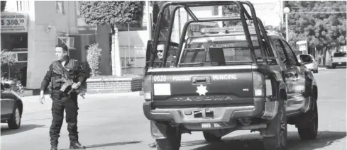  ?? VICENTE GUERRERO ?? >Agentes municipale­s durante un operativo de vigilancia en el centro de la ciudad.