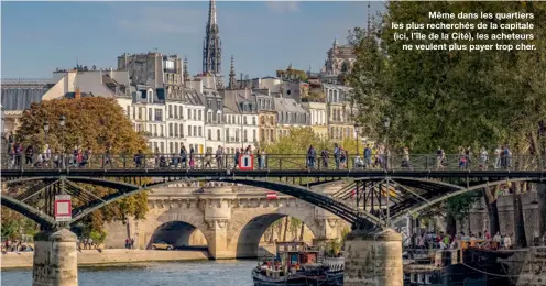  ??  ?? Même dans les quartiers les plus recherchés de la capitale (ici, l’île de la Cité), les acheteurs
ne veulent plus payer trop cher.