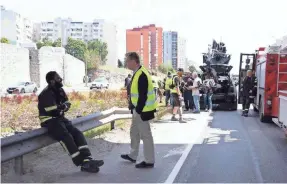  ?? PHOTOS BY MELINDA SUE GORDON/WARNER BROS. ?? Christophe­r Nolan and John David Washington during an off-camera moment while shooting a complex action scene that required shutting down an Estonian highway for weeks.