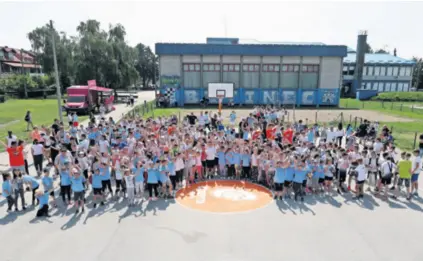  ??  ?? U Cedeviti se nadaju da će mnoge iz ove mase botinečkih školaraca zaraziti košarkom