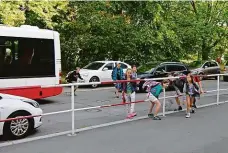  ??  ?? Bez přechodu pro chodce U základní školy v pražských Hodkovičká­ch přebíhají děti ulici mezi auty, která přivážejí jejich spolužáky.