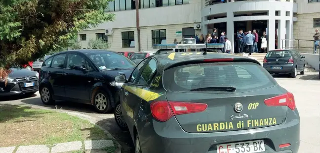  ??  ?? Le macchine della Guardia di Finanza davanti all’ingresso della facoltà di Agraria