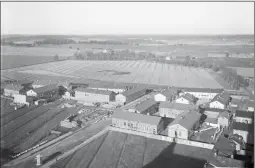  ?? M. L. CARSTENS / MUSEIVERKE­T ?? VY FRÅN 1908. Storheikki­lä gård fotografer­ad från Mikaelskyr­kan. Åkrarna började där som Stockholms­gatan går idag. De flesta trähus i förgunden finns kvar. Gatan i förgrunden är Lasarettsg­atan.