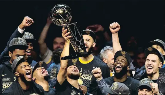  ?? JUSTIN K. ALLER / AFP ?? Stephen Curry levanta el trofeo Larry 0’Brien que acredita al ganador de la NBA tras la victoria de Golden State sobre Cleveland Cavaliers
