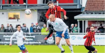  ?? FOTO: THOMAS SIEDLER ?? Die Sportfreun­de Dorfmerkin­gen (zu sehen sind Maximilian Eiselt und Marc Gallego) haben mit 0:3 gegen die Sportfreun­de Schwäbisch Hall verloren.