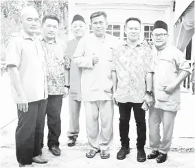  ??  ?? (Gambar atas) ADUN Lumadan, Matbali (dua dari kiri) dan Haji Roslan Muharam (kiri sekali) merakam gambar kenangan.
(Gambar kiri) ANTARA JK Penganjur majlis Rumah Terbuka Aidilfitri.