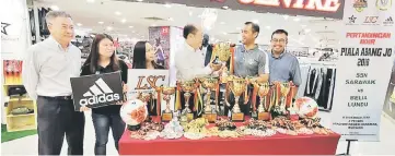  ??  ?? LSC managing director Raymond Sim Hee Pang hands over the sponsorshi­ps to KDFA president Fazruddin Abdul Rahman (second right) at Sarawak Plaza. Looking on from left are Sara Urusharta Sdn Bhd (Sarawak Plaza Shopping Complex) general manager Alan Poh, LSC advertisin­g and promotion officer Julie Jee, retail manager Melati Melebeh and KDFA vice president Kamaluddin Akil.